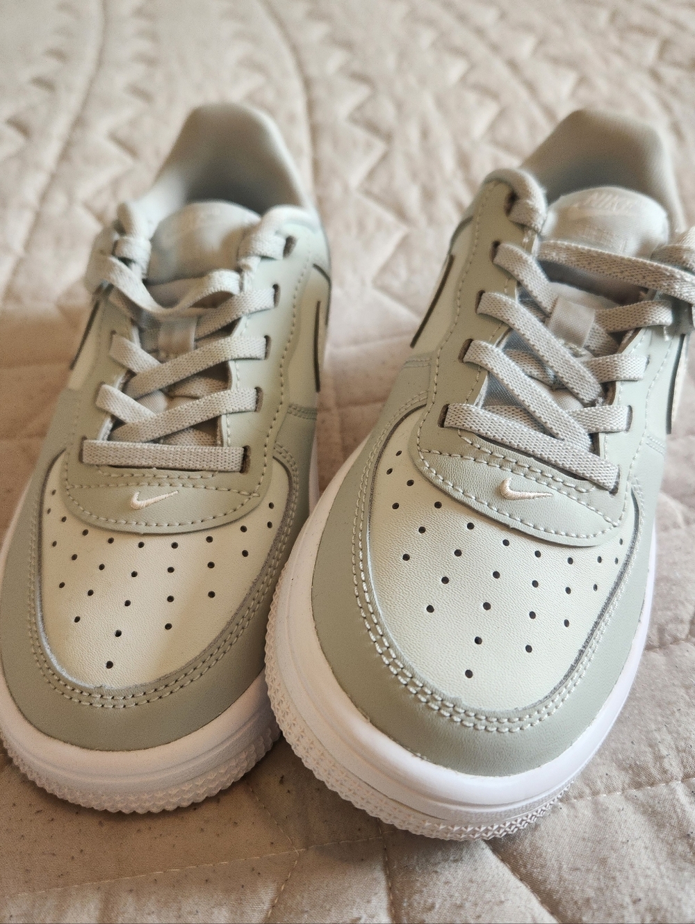 Nike Little Kids (Sz 13C) Force 1 Low EasyOn Sneakers in Sage Green and White